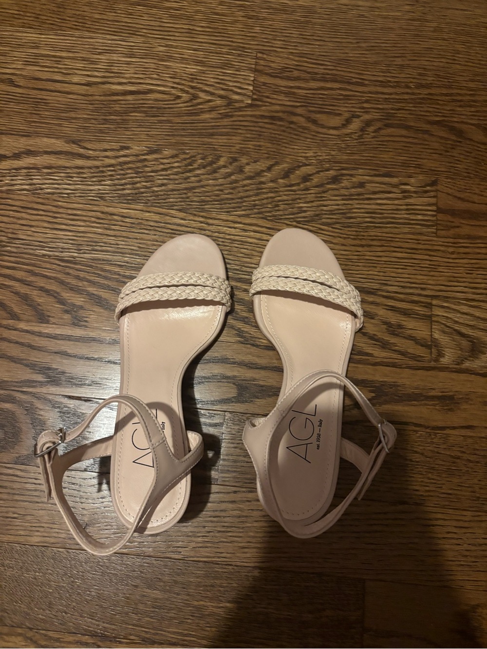 Size 37 / US 7 - AGL Gioia
Kitten heel sandal with braided
